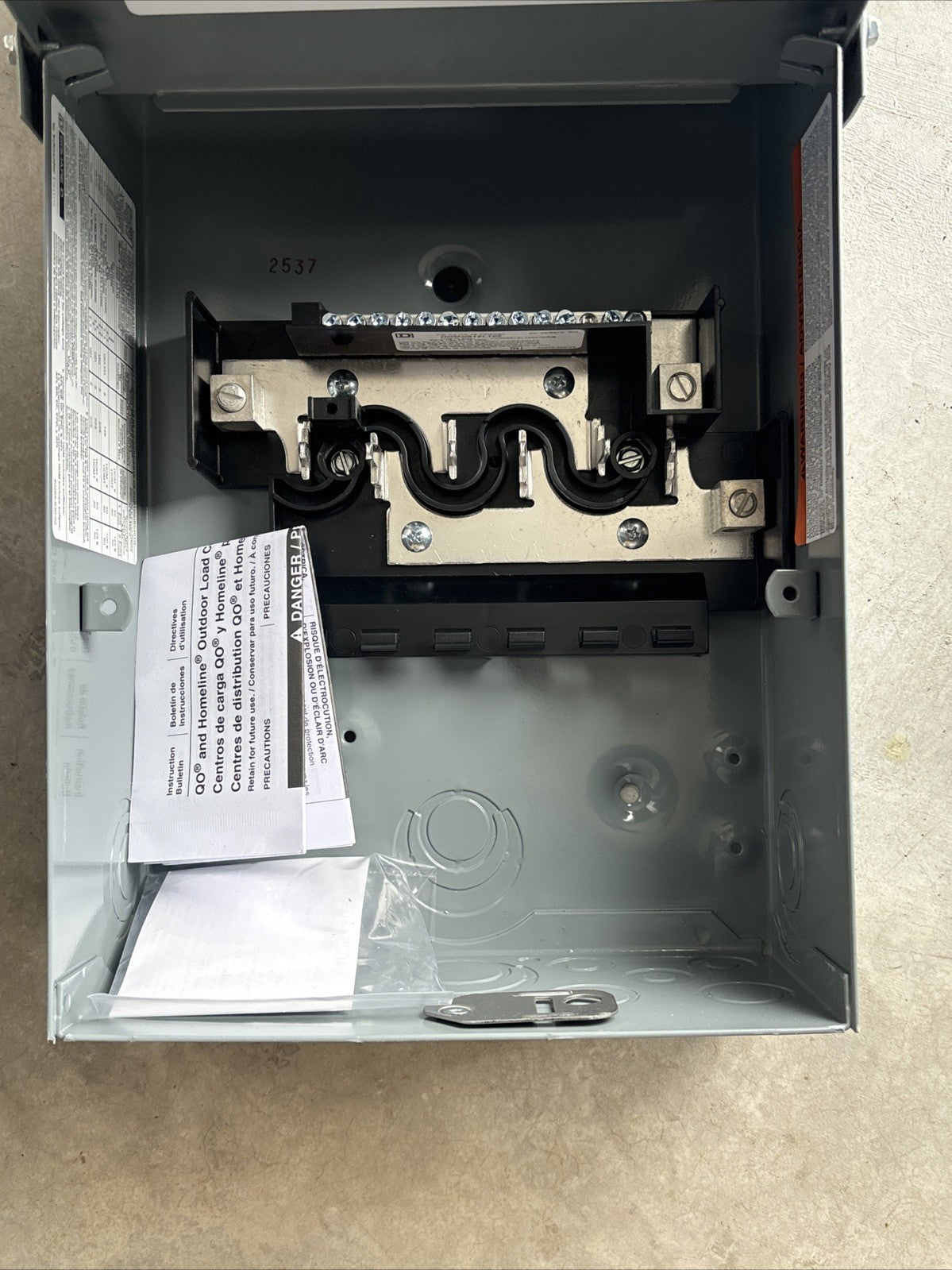 Square D HOM612L100RB Circuit Breaker Load Center 100A 120/240V 6 Space NEW5