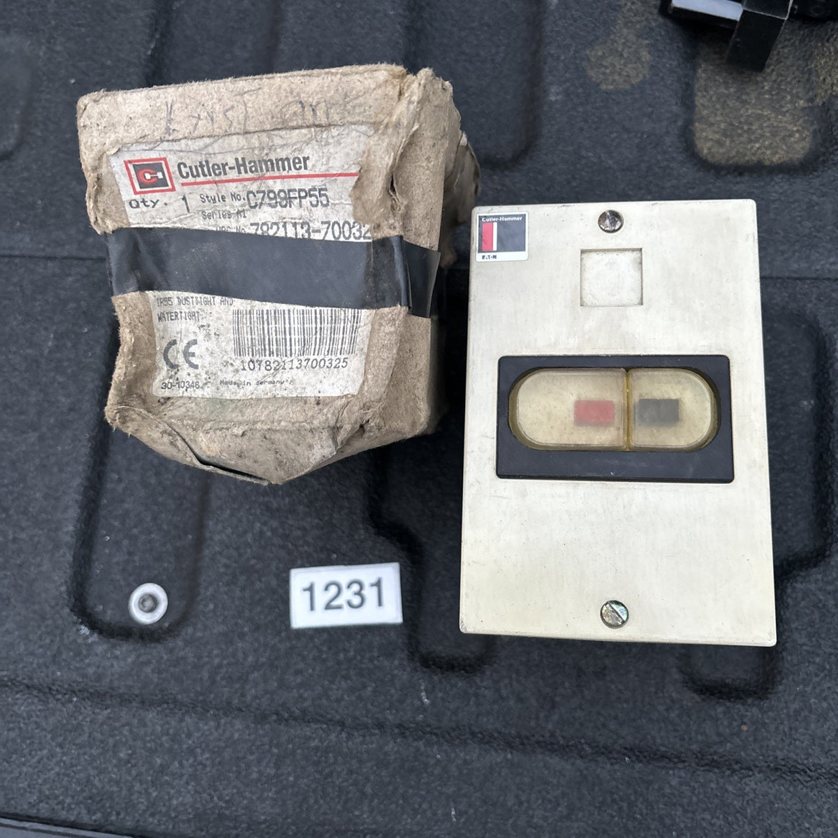Cutler Hammer C799FP55 Flush Mount Plate For A302 Manual Starters0