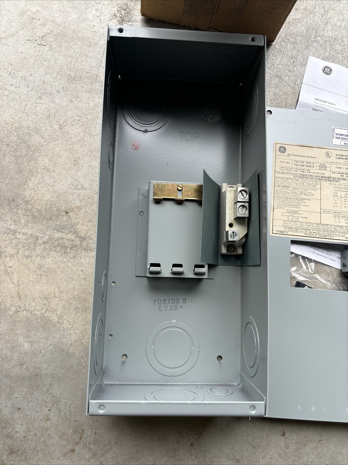 GE TQC100S Circuit Breaker Enclosure 100 Amp 240 Volt Surface Mount - NEW4