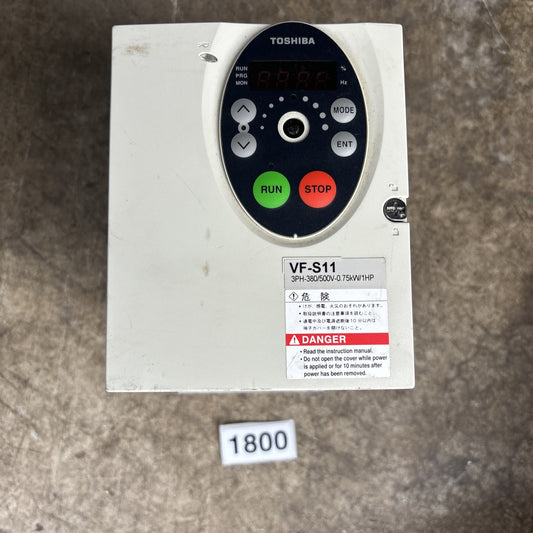 (1) TOSHIBA VFS11 4007PL WN (R5) TRANSISTOR INVERTER 1HP (H) MISSING KNOB0