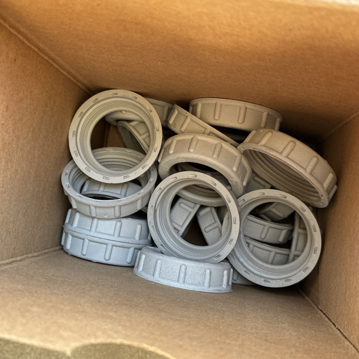 125 ARLINGTON INDUSTRIES 443 1 1/4" plastic insulating bushings2