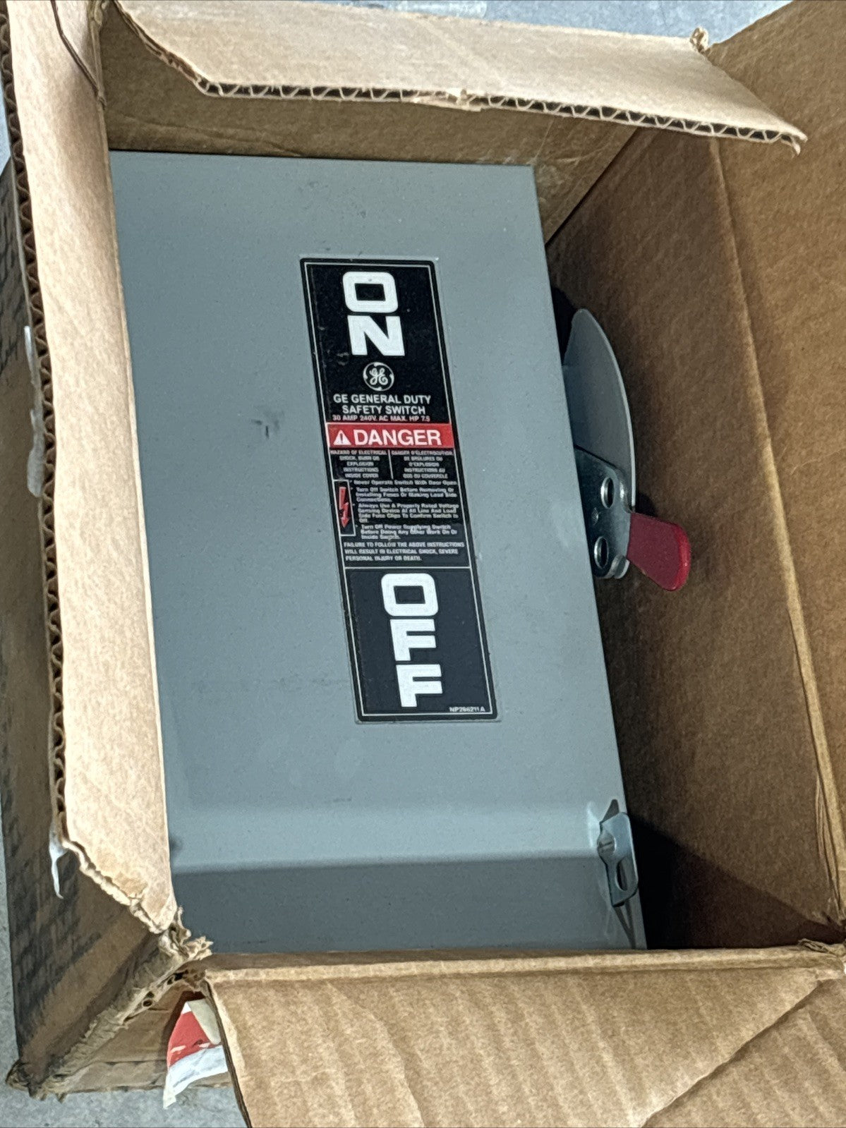 GE TG4321R Fusible Safety Switch 3 Pole 4 Wire 30Amp 240V2