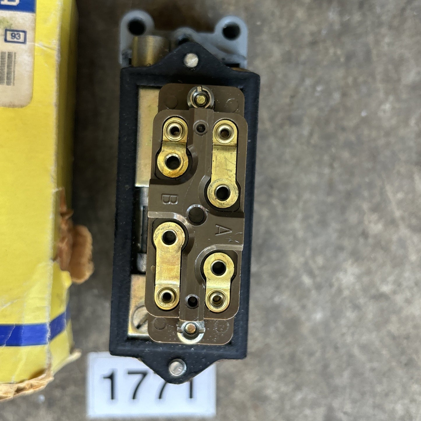 NEW SQUARE D 9007 AW 12/D LIMIT SWITCH 600VAC 8A 80762 *READ*3