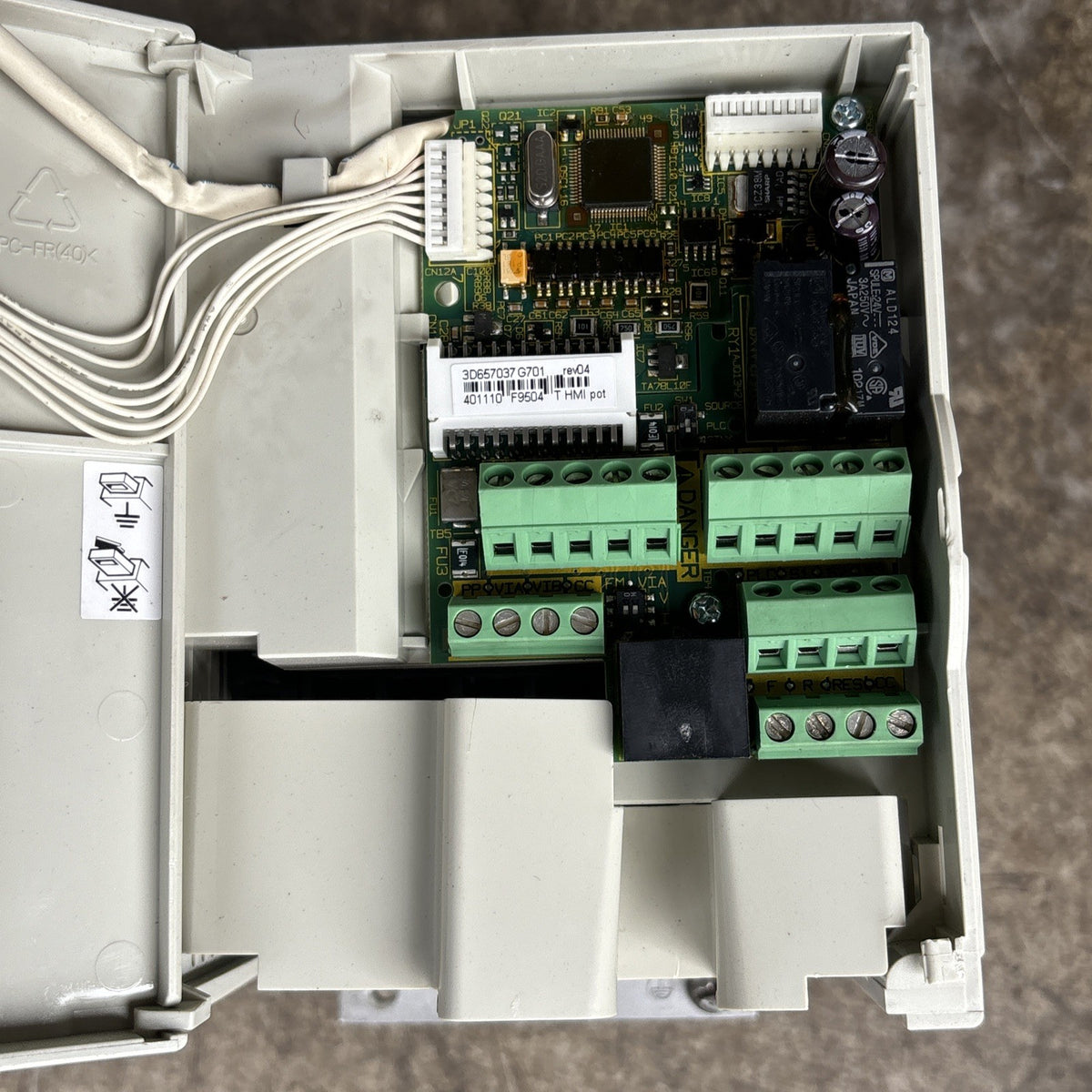 TOSHIBA VFS11 4007PL WN (R5) TRANSISTOR INVERTER 1HP (H) MISSING KNOB/SCREW2