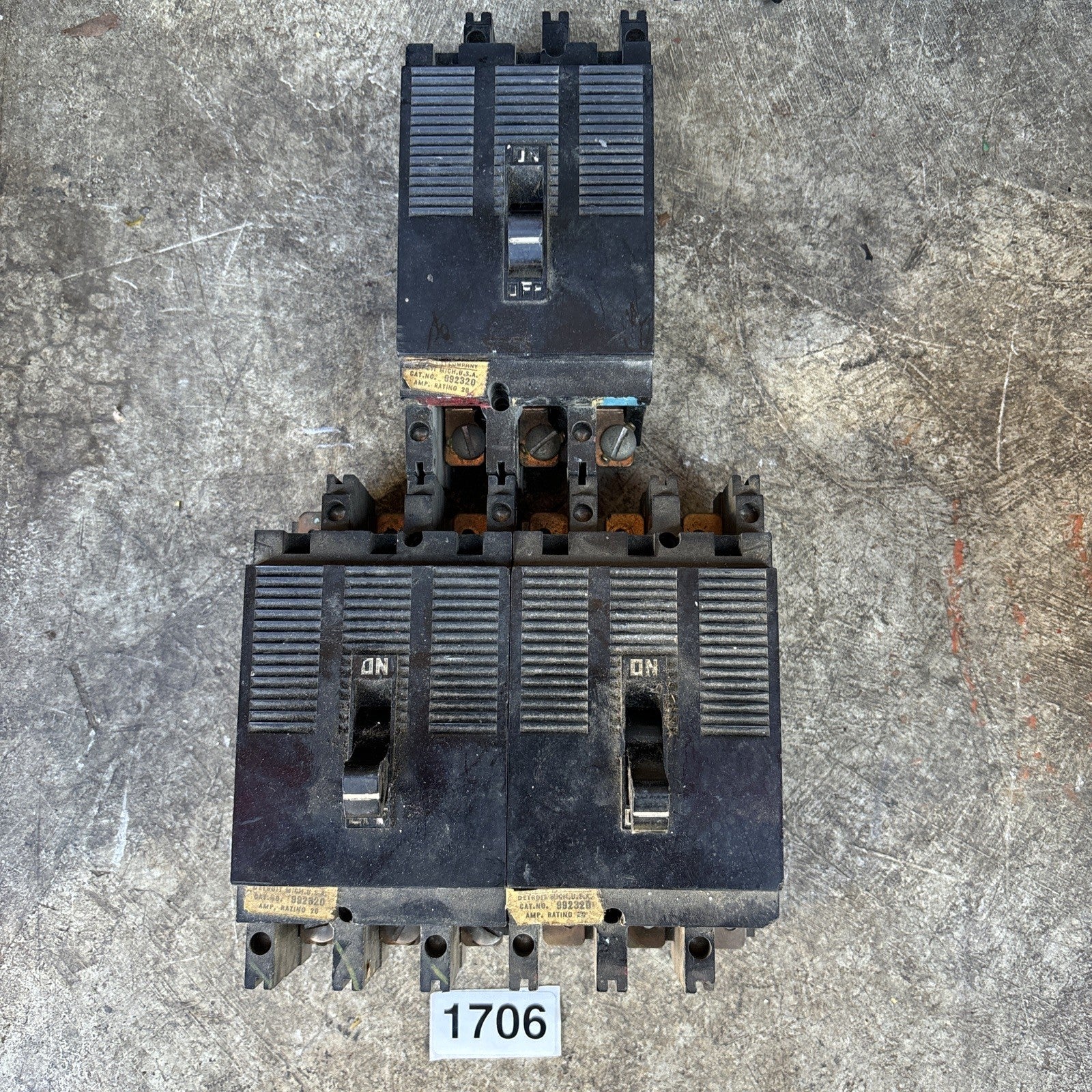 Square D Black 992320 20 Amp Circuit Breaker (Missing Screws)0