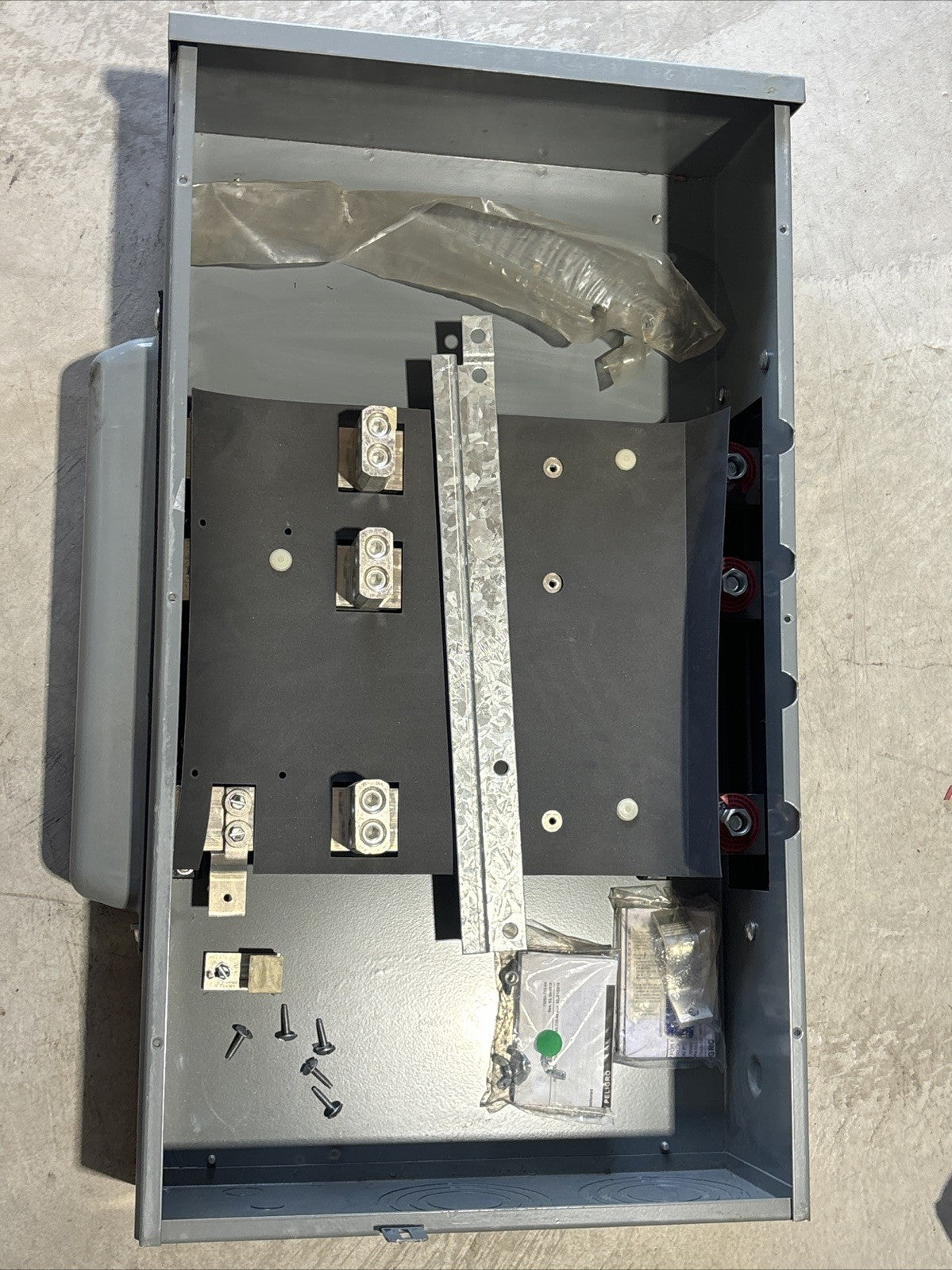 Square D EZM1400TB 400 Amp 120/240 Volt 1 Phase 3 Wire Panel Box2