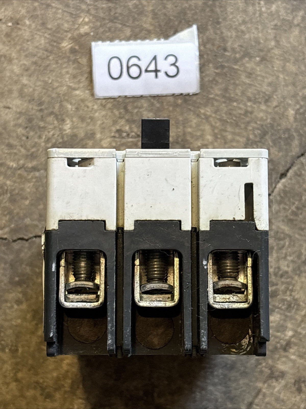 Siemens HEG HEG3B015 3 POLE 15 AMP 500V CIRCUIT BREAKER FLAWED2